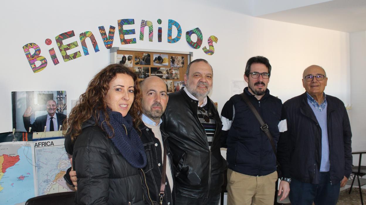 Rafael López-Sidro, primero por la derecha, con voluntarios de Cáritas en el albergue Nuestra Buena Madre