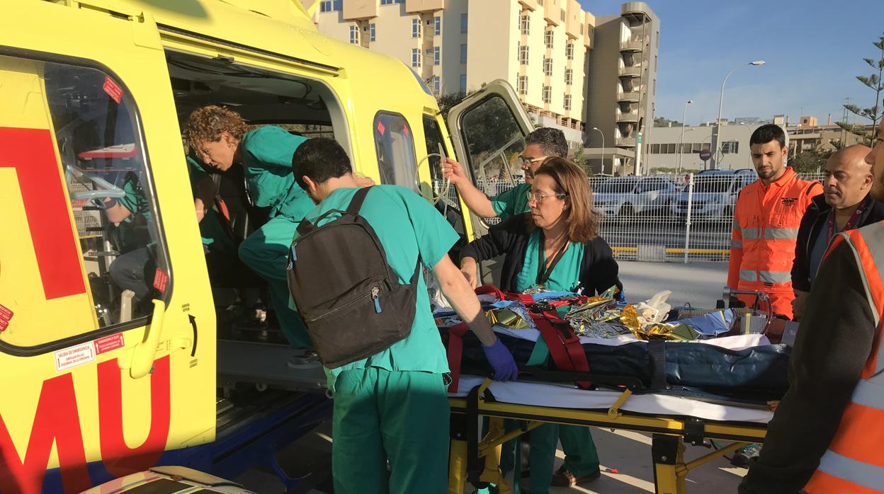 El equipo médico subiendo al paciente al helicóptero para su traslado a Barcelona