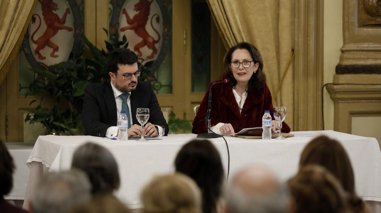 Gloria Lora, junto al director de ABC, Córdoba, Francisco J. Poyato, durante su conferencia en el ciclo El Templo de Córdoba