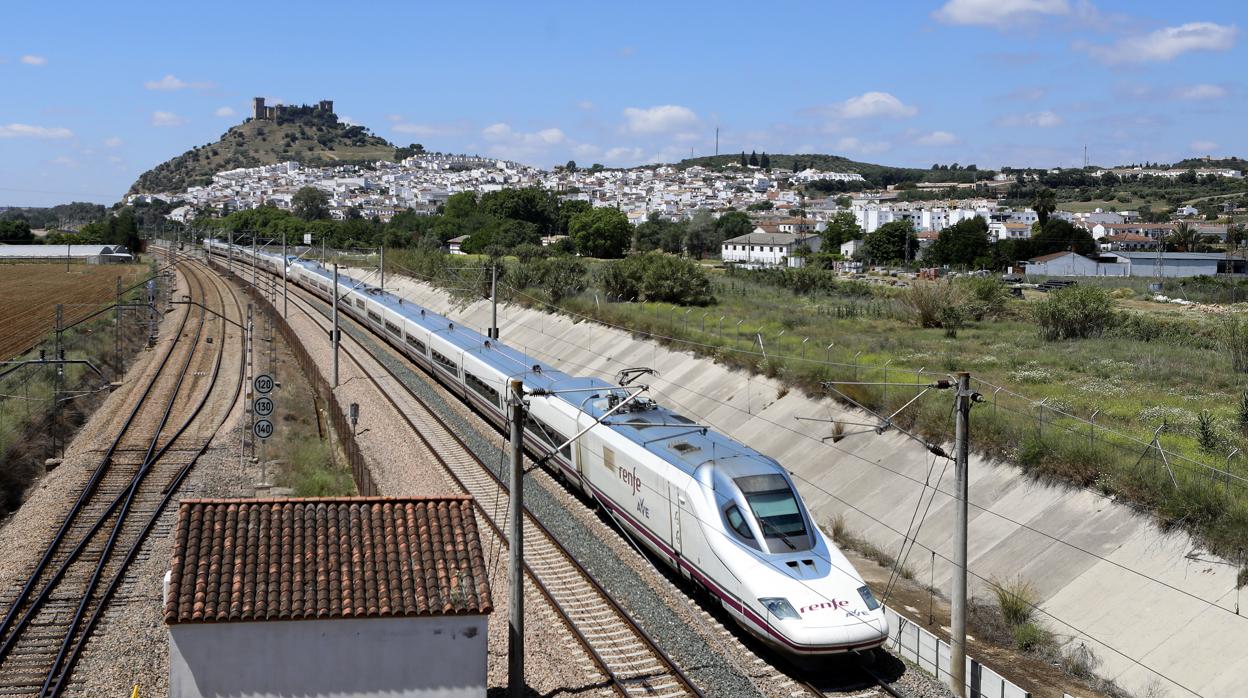 Un tren de Alta Velocidad a su paso por Córdoba