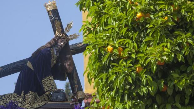 La hermandad del Caído de Córdoba recuperará esta Semana Santa los dragones de la peana del Señor