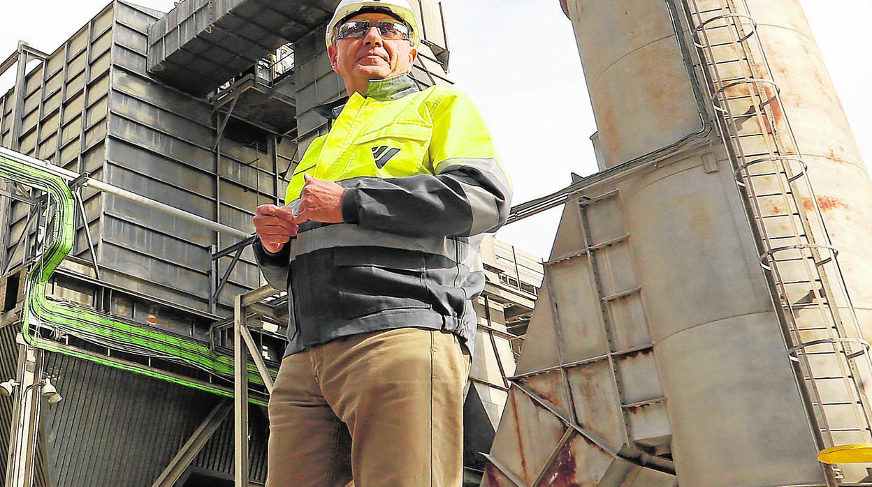 Un trabajador en las instalaciones de la cementera Cosmos