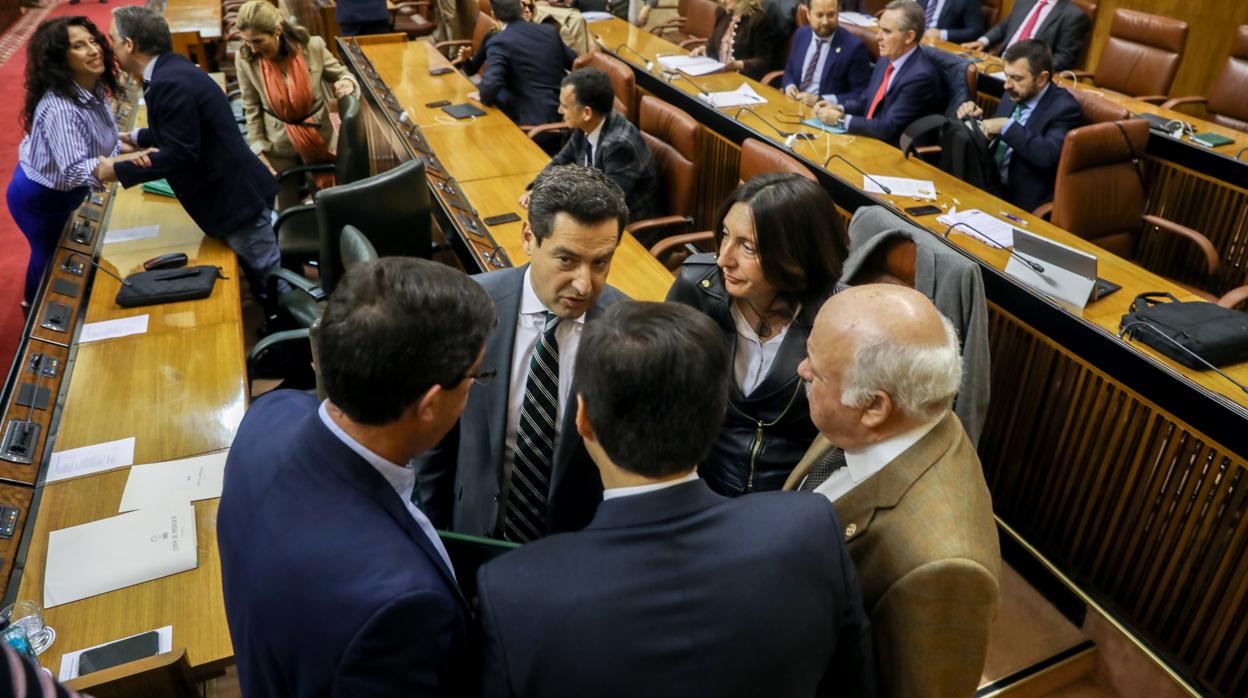 El presidente de la Junta, Juanma Moreno, dialoga en el Parlamento con Juan Marín, José Antonio Nieto, Jesús Aguirre y Loles López