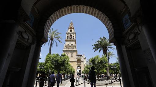 Vista de la torre campanario y el Patio de los Naranjos desde el interior de la Mezquita-Catedral de Córdoba