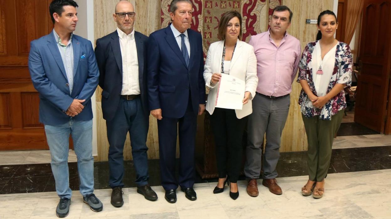 Isabel Ambrosio y Pedro García, con los miembros de la comisión municipal sobre la titularidad de la Mezquita-Catedral