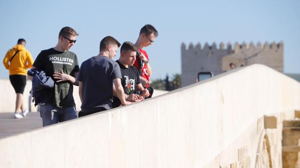 Turistas en el Puente Romano en este invierno