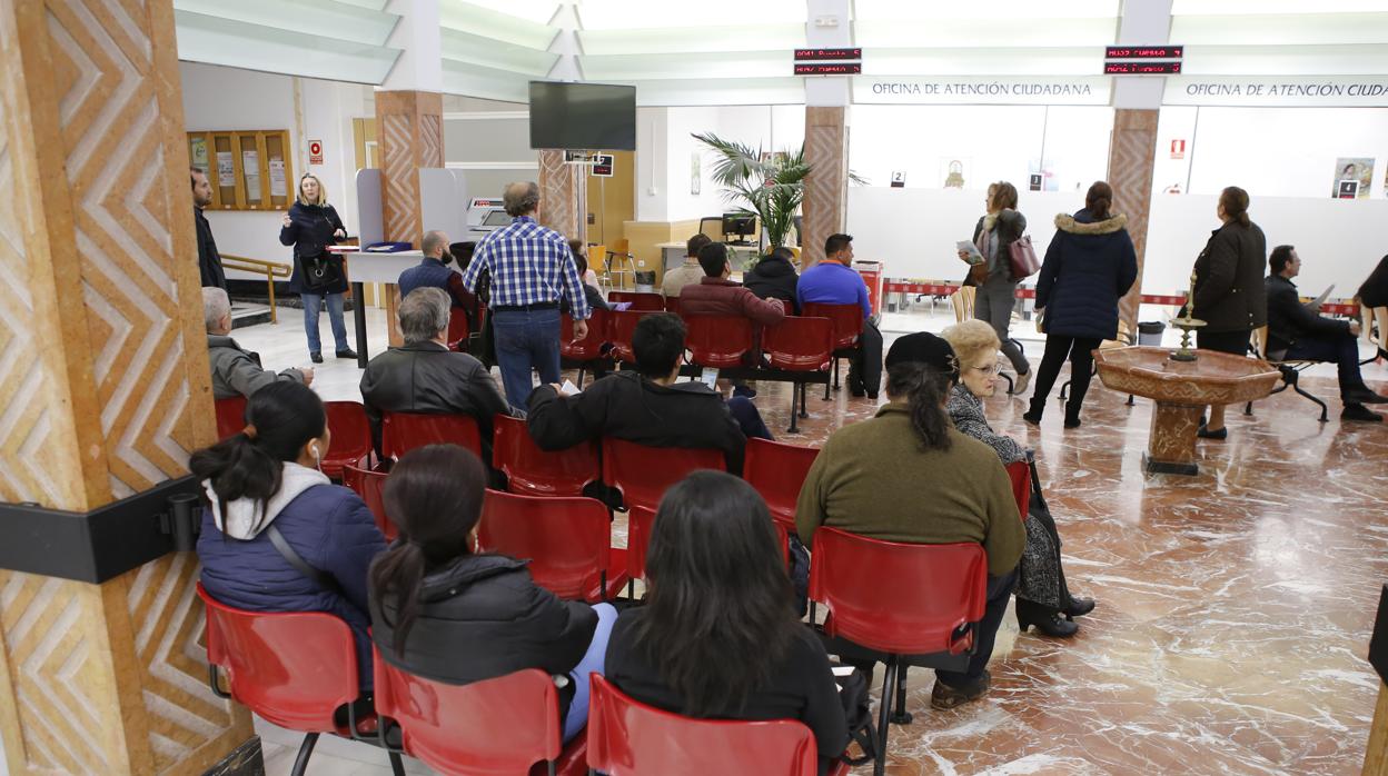 Ciudadanos en una de las oficinas de atención del Ayuntamiento