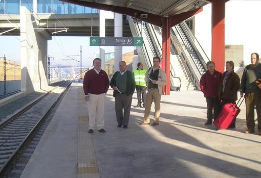 Pasajeros esperando un tren en la estación de Puente Genil