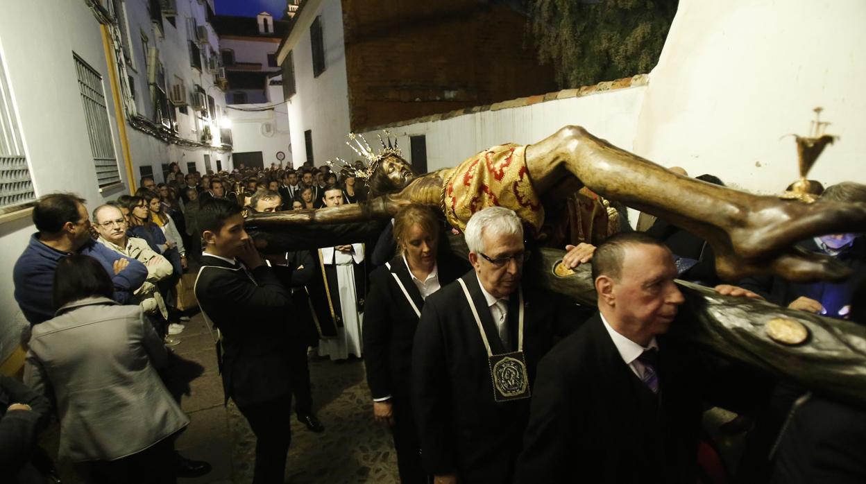 El Cristo del Remedio de Ánimas, en su vía crucis del Viernes de Dolores en Córdoba