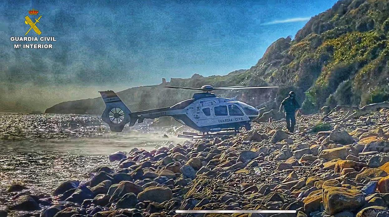 Imagen del helicóptero en una de las intervenciones realizadas en la costa de Algeciras