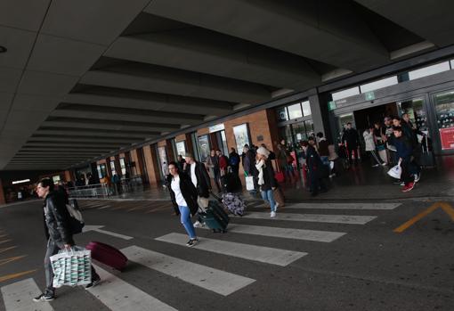 Pasajeros saliendo de la estación del AVE de Sevilla