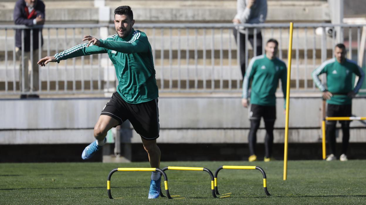 Willy salta unos obstáculos en el entrenamiento en la Ciudad Deportiva