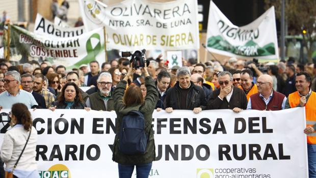 Tres mil agricultores protestan en Adamuz contra la grave situación del sector