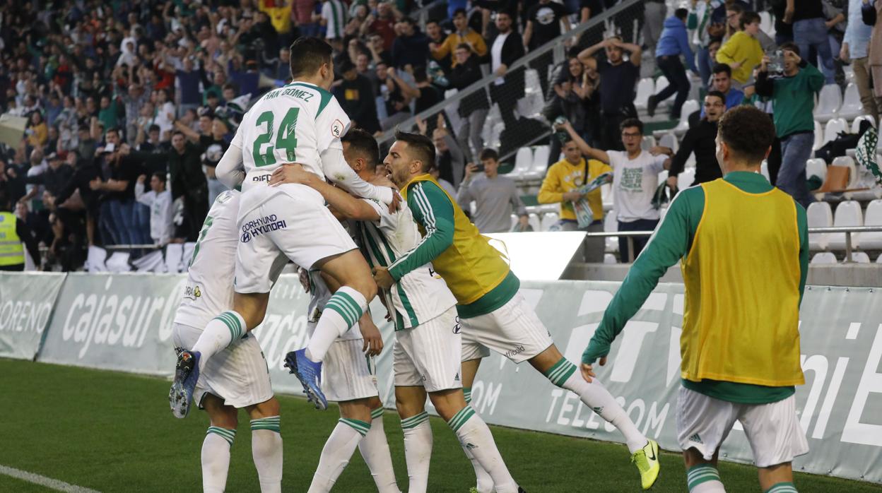 Los jugadores del Córdoba celebran el gol ante el Yeclano