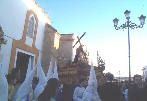 El Señor del Calvario de Aguilar, con los candelabros y respiraderos del Gran Poder