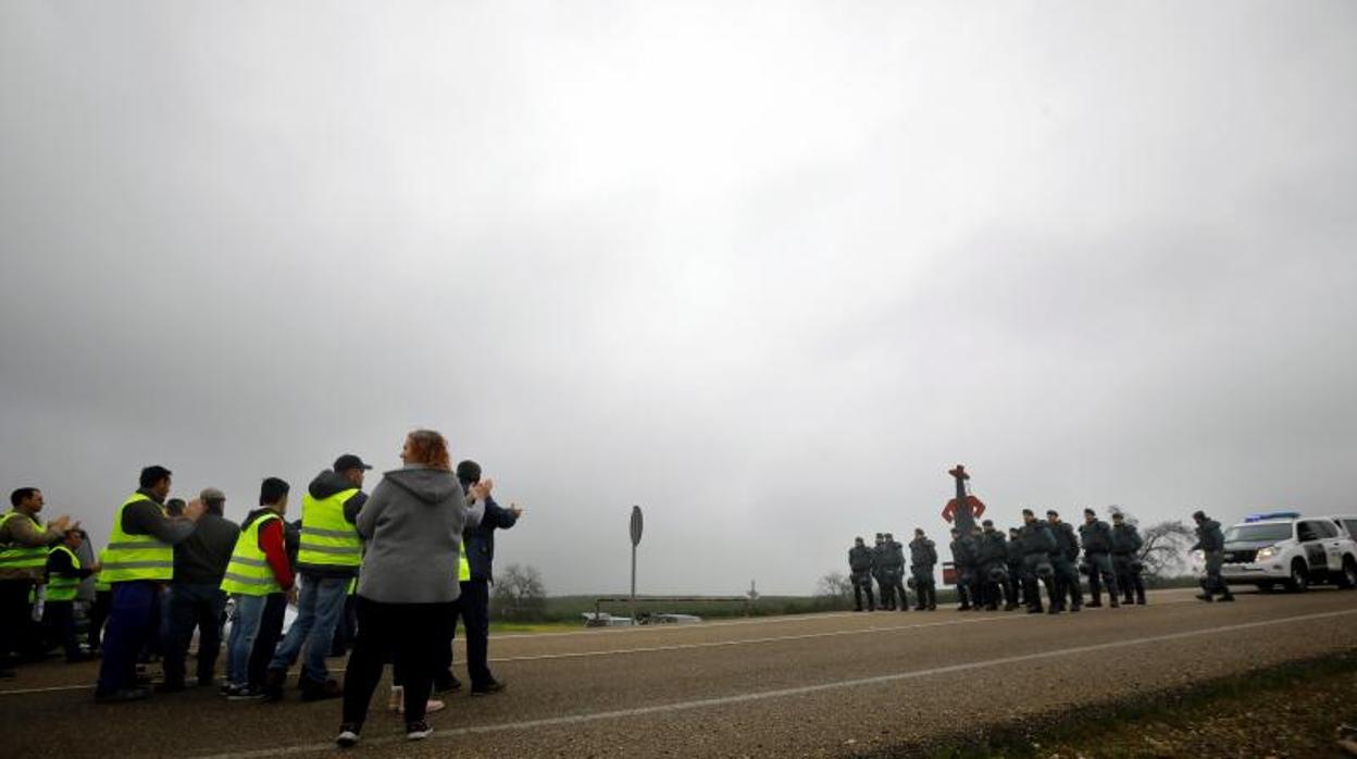 Agricultores y guardias civiles ayer en el corte de la A-4 en Montoro