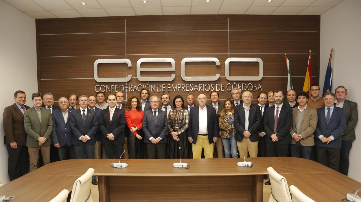 Foto de familia del presidente de CECO con representantes de las 23 empresas y asociaciones colaboradoras