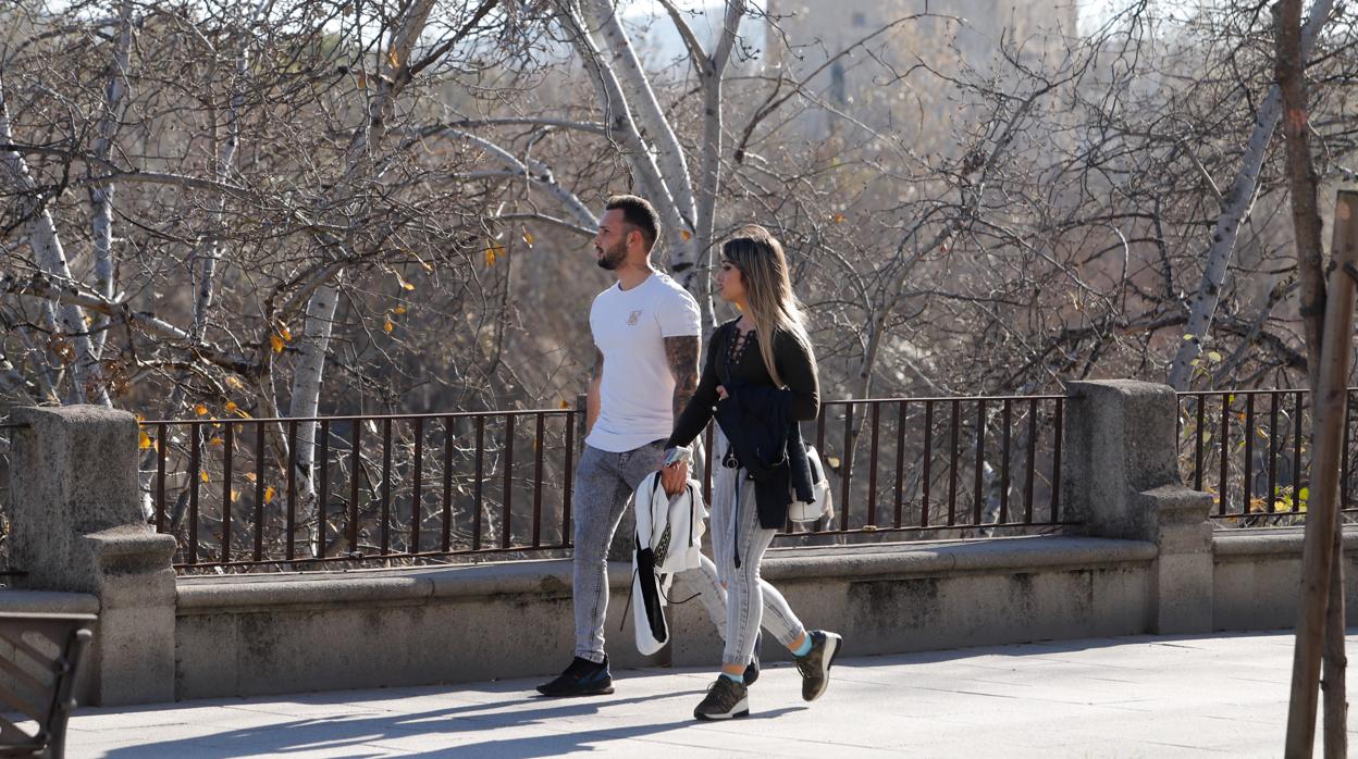 Una pareja pasea por la Ribera