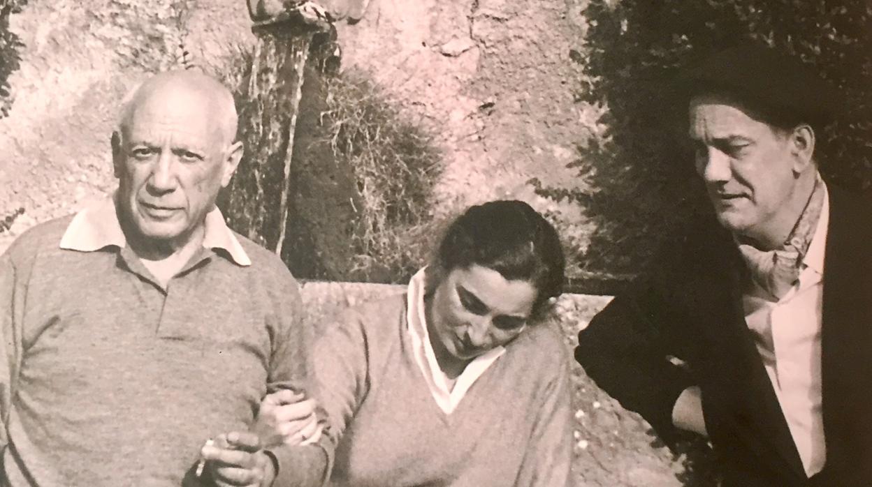 Picasso, junto a su segunda mujer, Jacqueline Roque, y Camilo José Cela