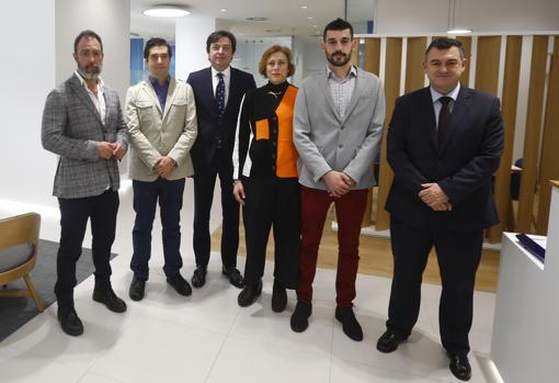 Foto de familia de los participantes en el foro con responsables de BBVA