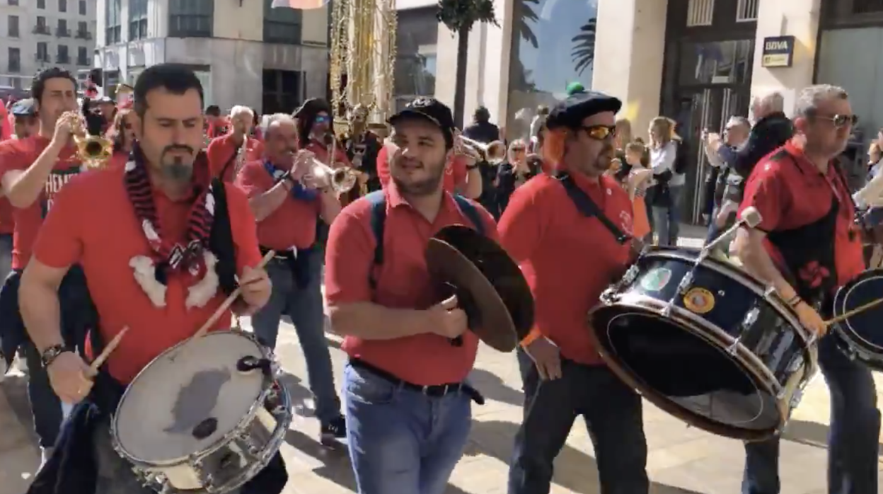 La «fanfarre Biotzatarrak» en las calles de Málaga durante el encuentro de aficiones