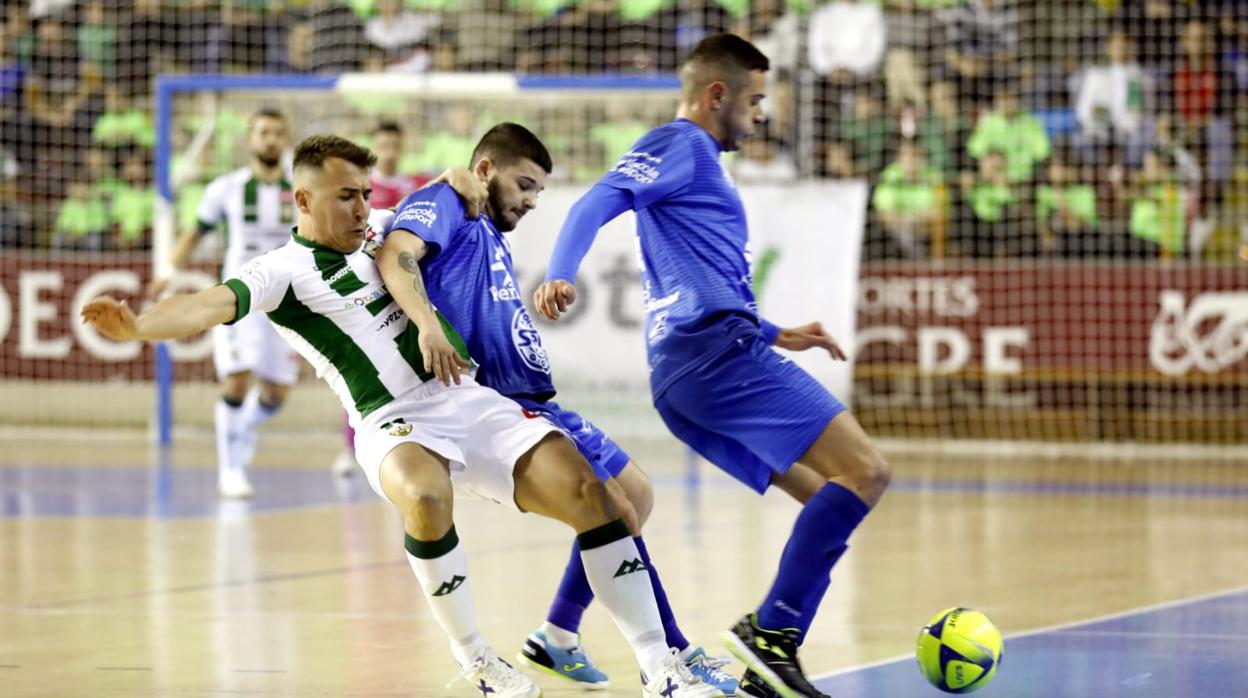 Pani y Koseky pugnan por el balón