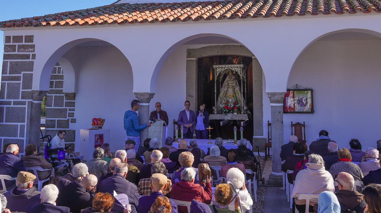 Mayores ante el santuario de la Jara en la romería adelantada de la Virgen de Luna