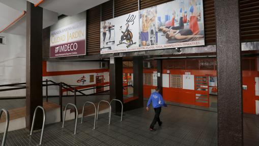 Entrada a la sala de barrio del Imdeco en Ciudad Jardín