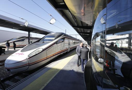 El Avant en la estación de Granada