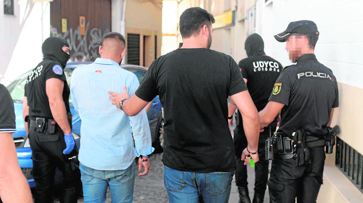 Agentes de la Policía Nacional durante la detención de un hombrE en el Casco de Córdoba por tráfico de marihuana