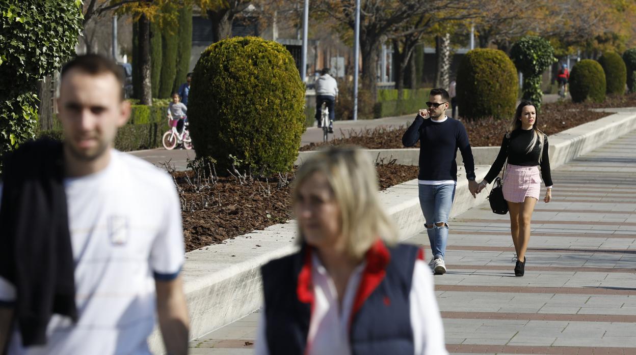 Parejas pasean en un día soleado por el Vial Norte