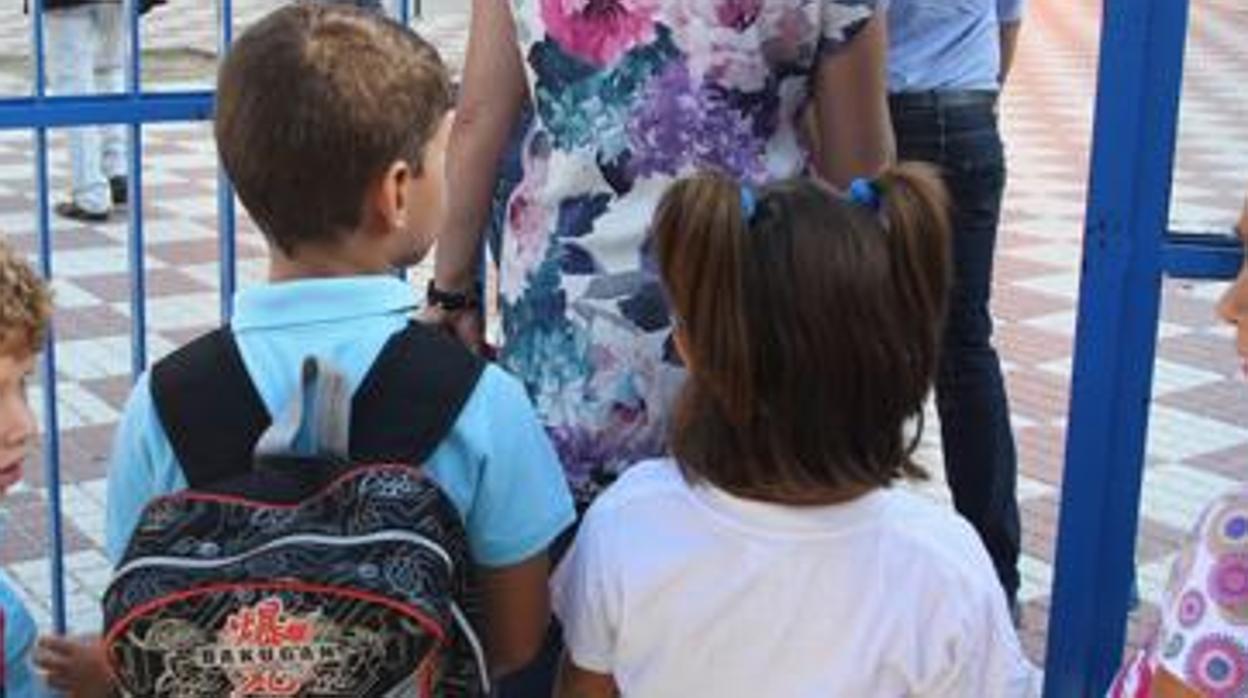 Niños entrando en el colegio