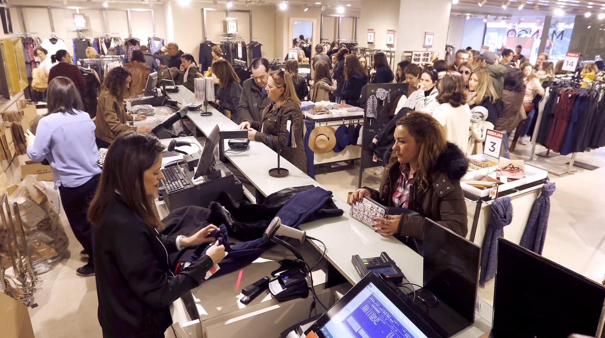 Dependientas en una tienda de moda femenina