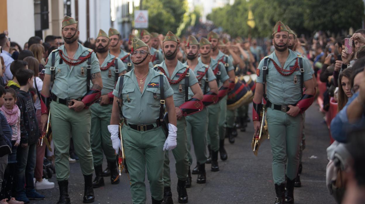 Legionarios tras el paso del Señor de la Caridad de Córdoba