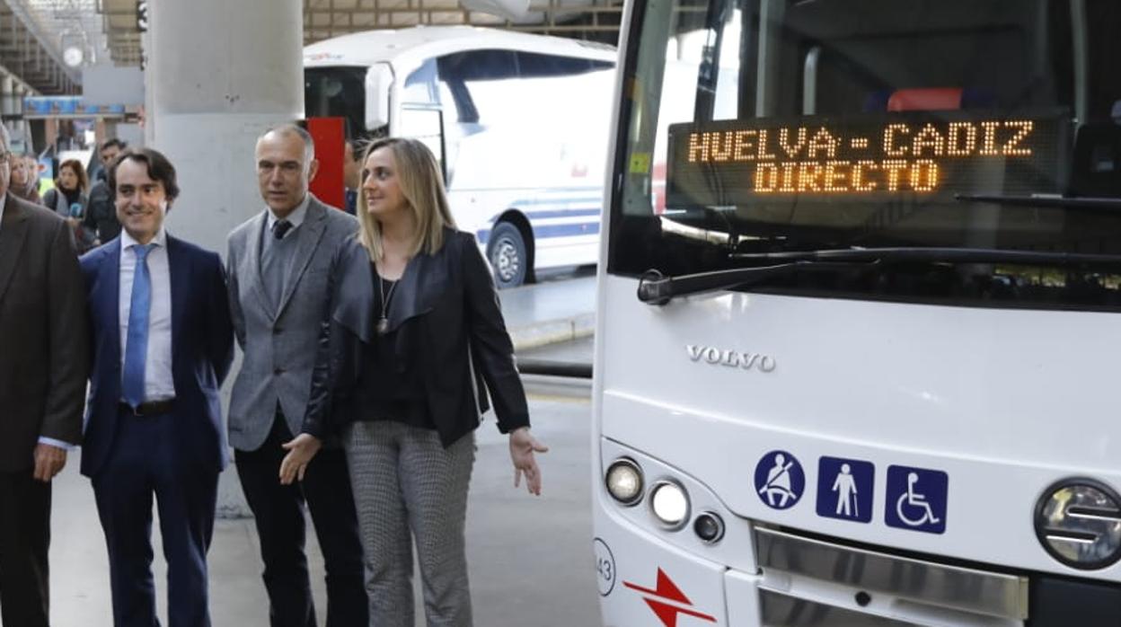 La consejera, junto al autobus que va a conectar Cádiz y Huelva sin paradas