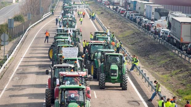 El hartazgo del campo colapsa Granada con medio millar de tractores este miércoles