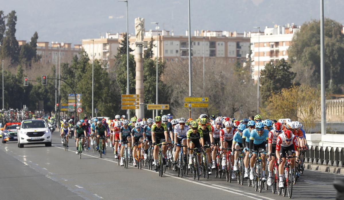 El pelotón de la Ruta del Sol a su paso por Córdoba el año pasado