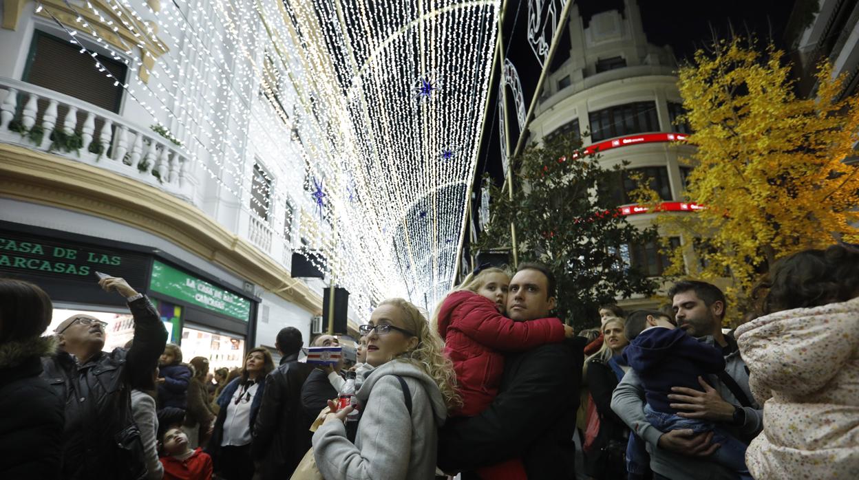 Público en el espectáculo de luz y música de la calle Cruz Conde de Córdoba