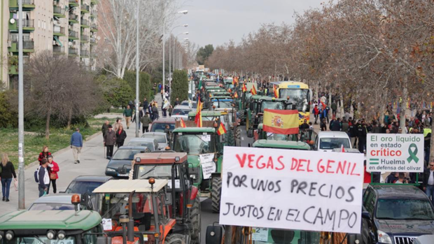 750 tractores y 200 buses colapsan Granada por la crisis del campo con una protesta histórica