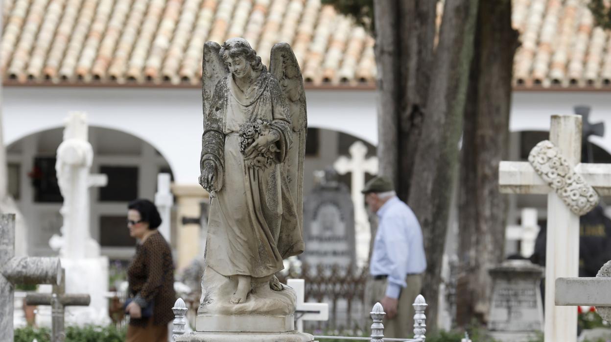 Ángel funerario en el cementerio de San Rafael de Córdoba