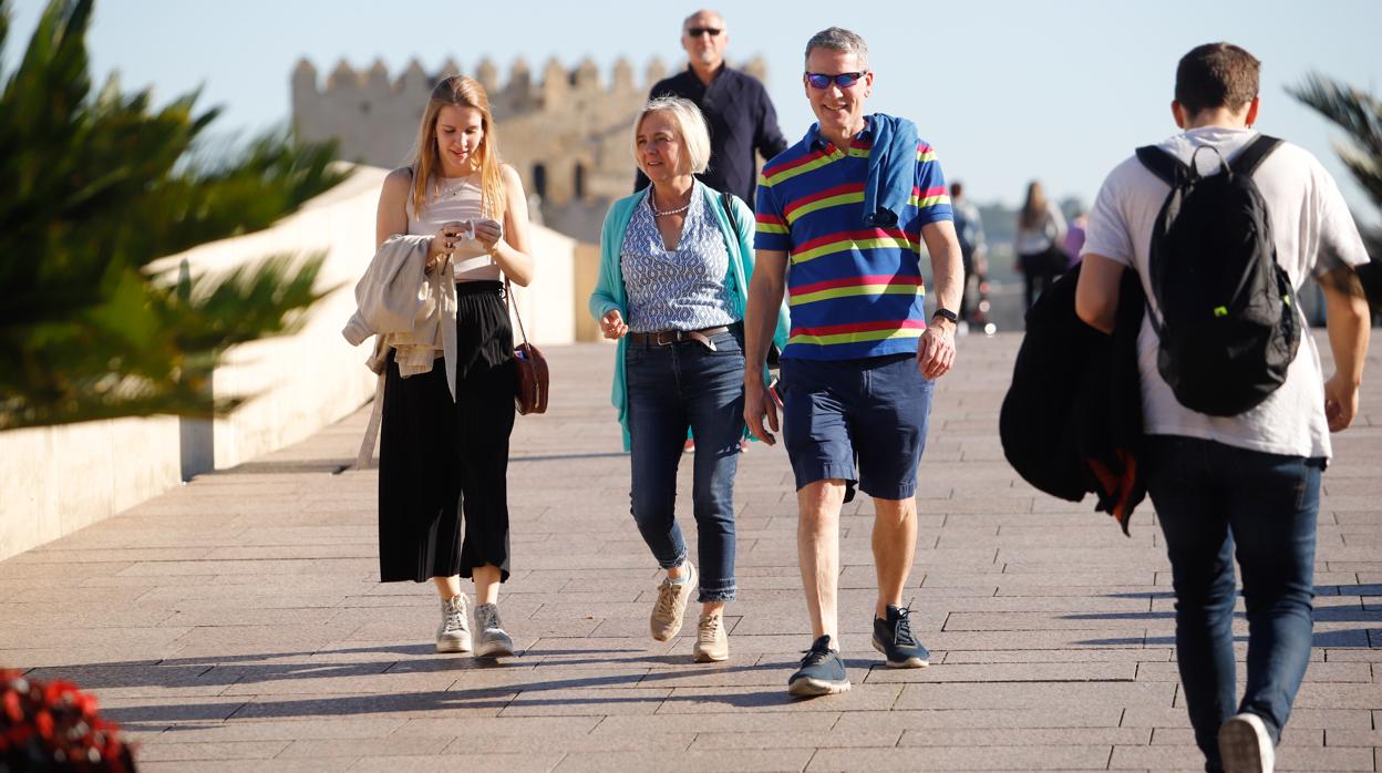 Turistas en el Puente Romano de Córdoba este febrero