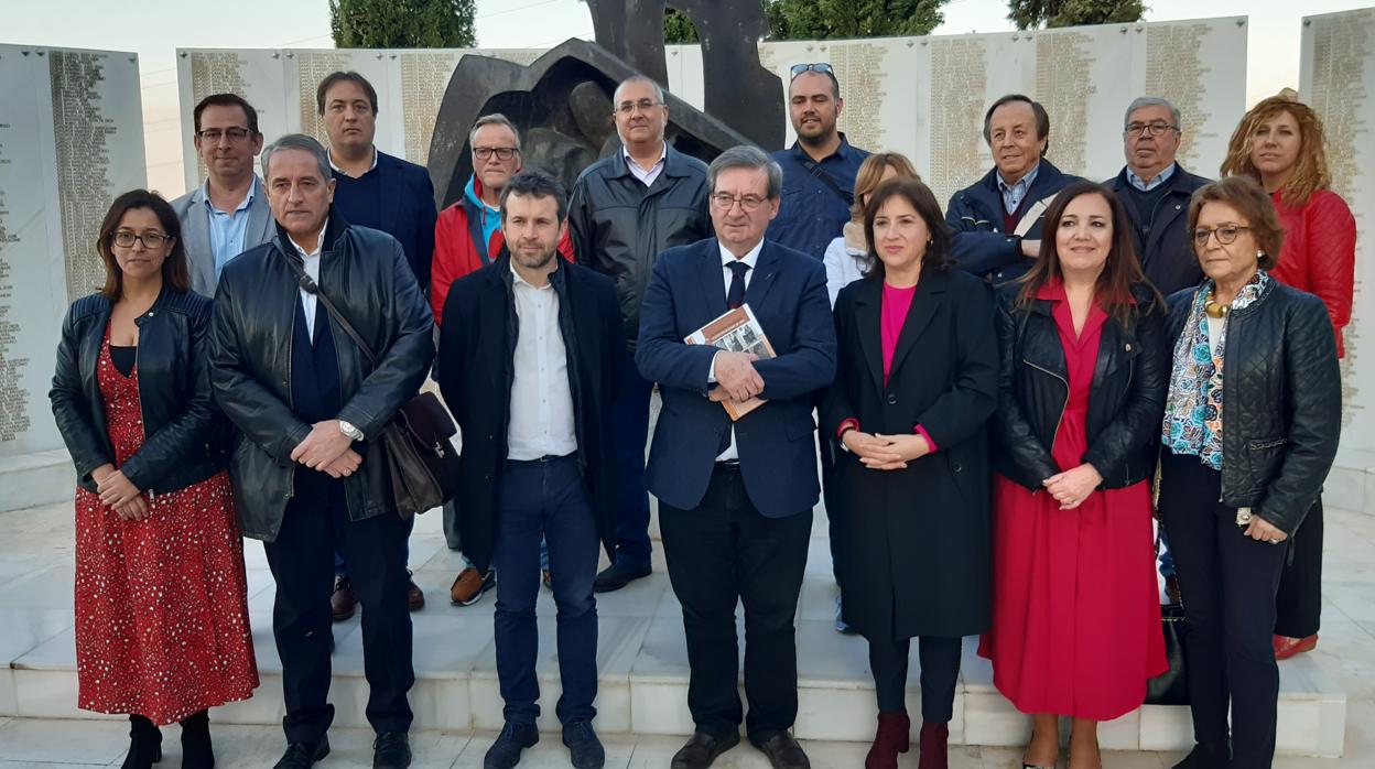 El secretario de Estado de Memoria Democrática, Fernando Martínez, en el centro, durante la visita