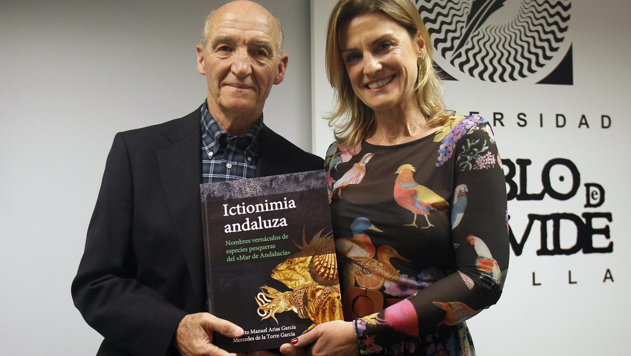 Alberto Manuel Arias García y Mercedes de la Torre en la presentación del su libro editado por el CSIC