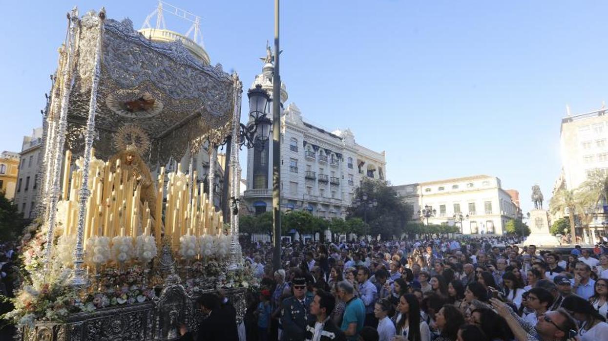 La Virgen de la Paz y Esperanza a su paso por las Tendillas en 2017