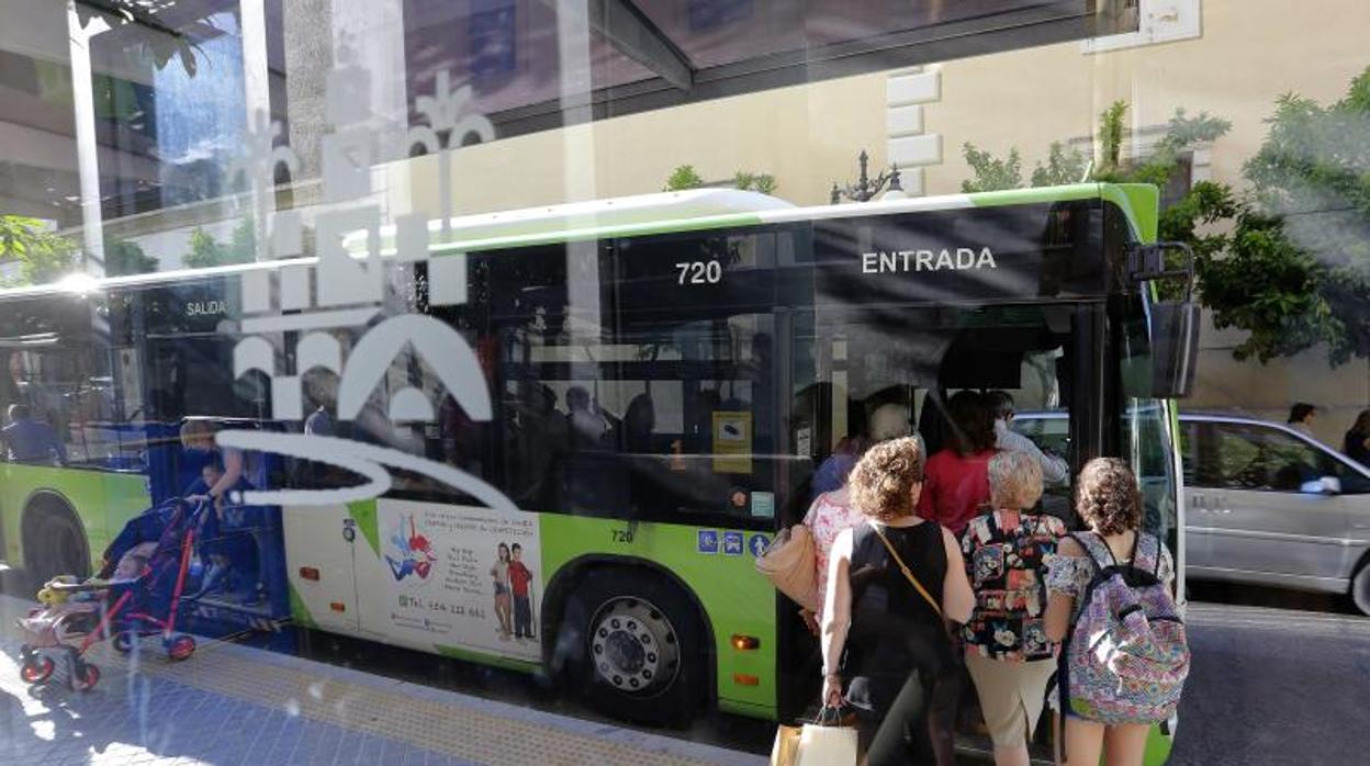 Pasajeros de Aucorsa suben a un autobús