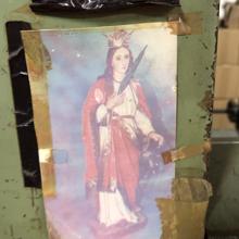 Estampa de una Virgen en una de la máquina de fabricación clandestinas