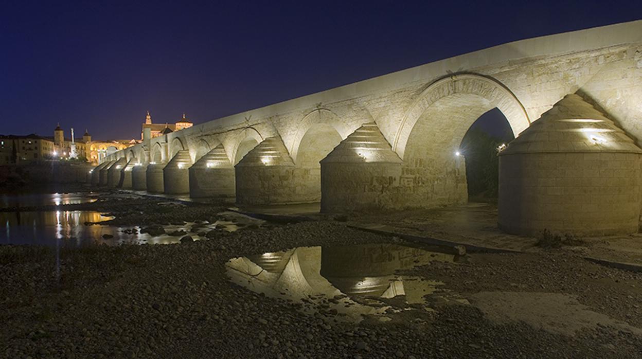 Iluminación del Puente Romano realizado por la empresa cordobesa