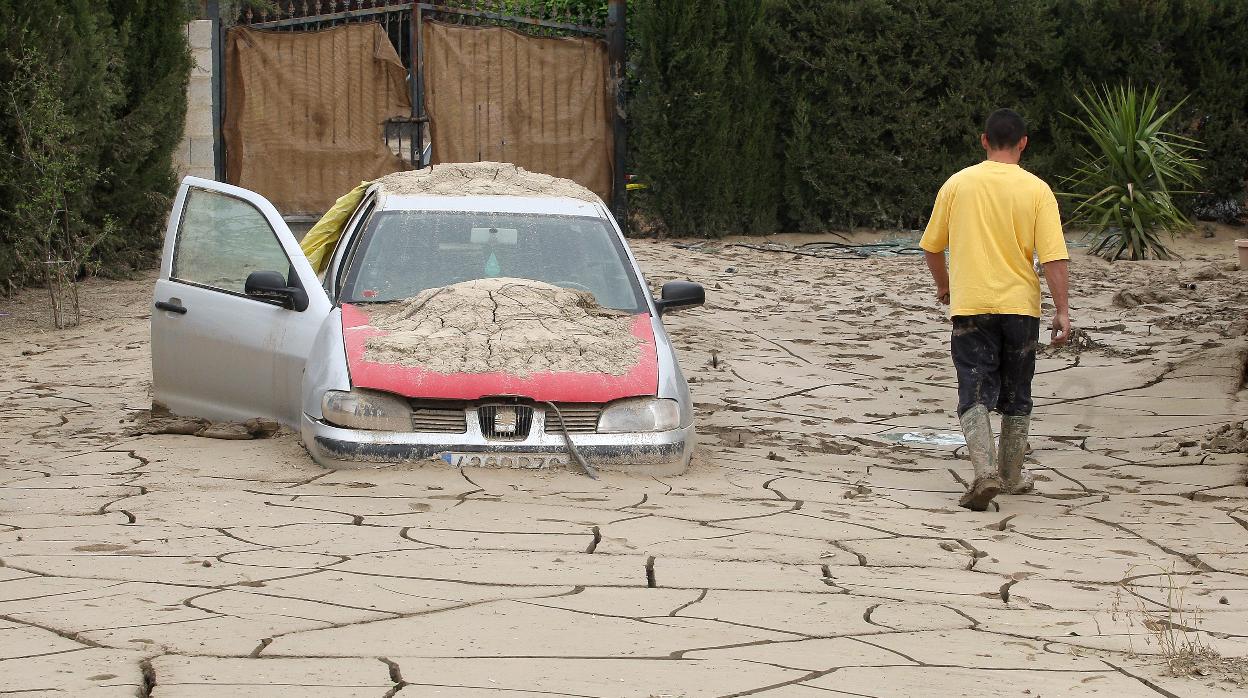 Un coche clavado en el fango