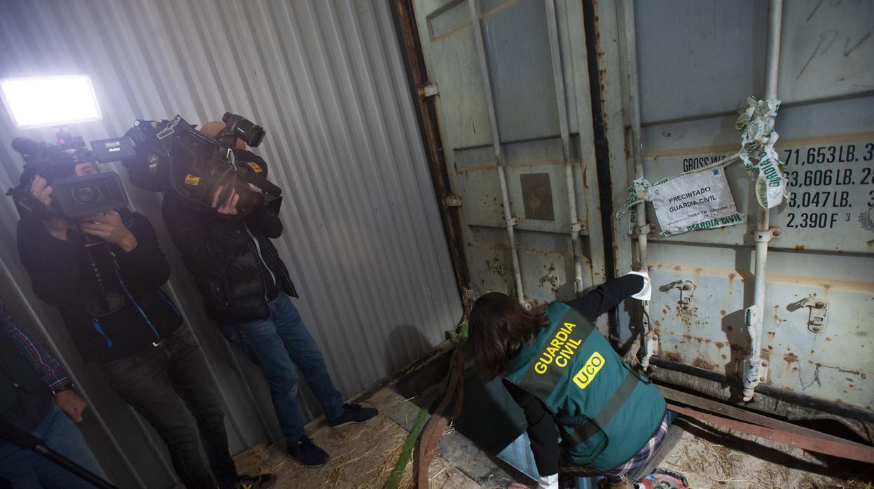 La Guardia Civil descendiendo al zulo donde estaba el tabaco