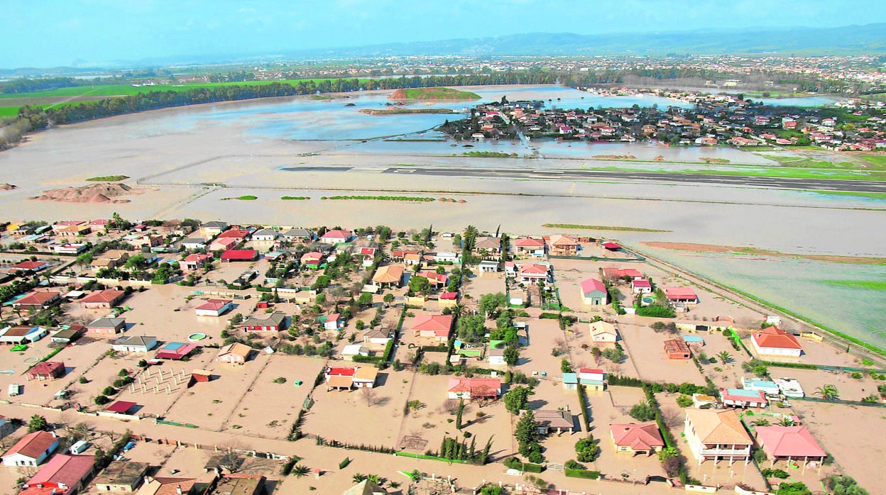 Inundaciones de febrero de 2010 en el entorno del aaeropuerto. A la derecha, la calle de la Barca y el Puente Romano